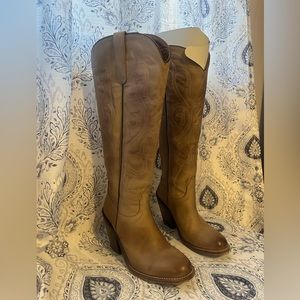 LUCCHESE – Women’s VANESSA Stylish pull-on cowgirl Tall Boots Eggshell Comanche